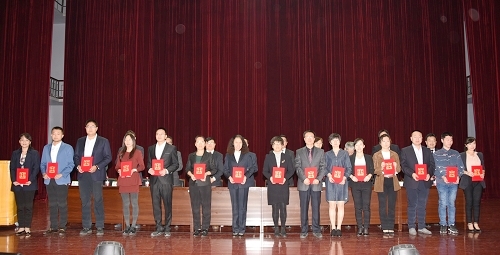 本科教学工作审核评估先进教师代表上台领奖