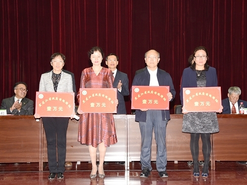 2017年度“黑龙江省政府特殊津贴”获得者上台领奖