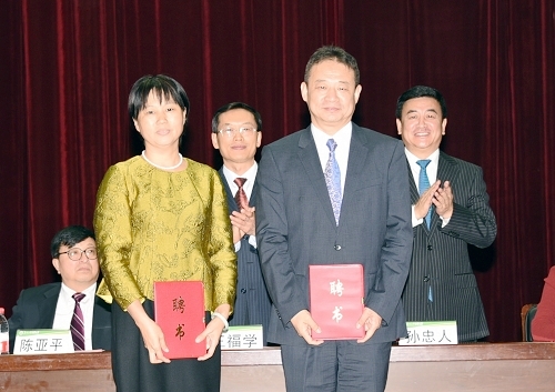 新聘任的博士研究生指导教师代表接受聘书