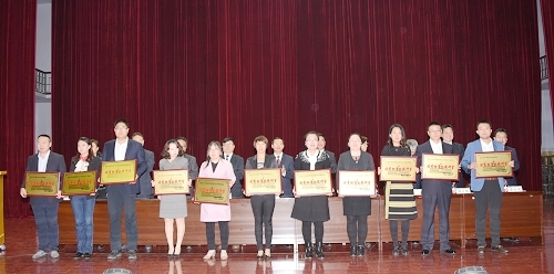 学校2016-2017年度优秀标准化教研室代表上台领奖
