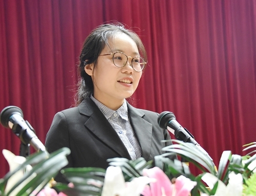 学生代表、人文与管理学院2017级应用心理学杨欣雨同学发言