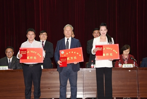 第十届中国医师奖、黑龙江第二届“最美护士”和“最美医生”提名奖获得者上台领奖