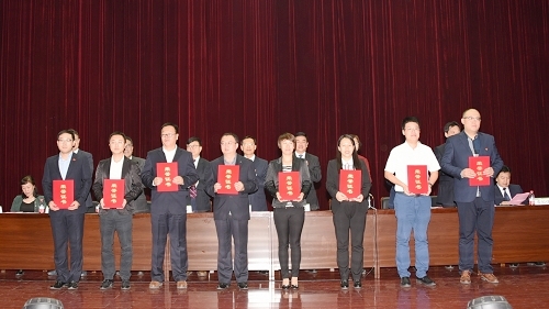 课程思政项目优秀成果奖和党员四零服务标兵示范窗口和示范岗获奖代表上台领奖