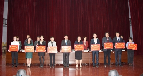 获2018年度国家自然科学基金面上项目立项奖励的代表上台领奖